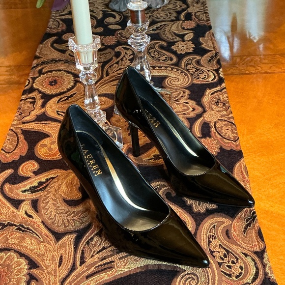 LAUREN RALPH LAUREN Black Patent Leather with Gold Rimmed Heels Size 7B - Picture 4 of 8